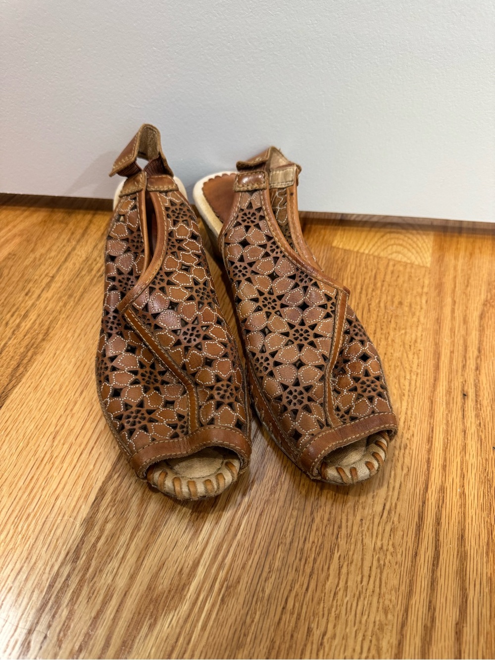 Pikolinos laser-cut leather slingback wedge sandals size 8.5